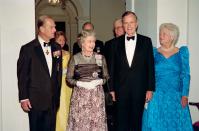 En esta fotografía, la reina Isabel II y el duque de Edimburgo reciben al presidente George Bush y su esposa Barbara en la Embajada de Reino Unido en Washington para una cena de gala el 16 de mayo de 1991. (Foto: Luke Frazza / AFP / Getty Images).