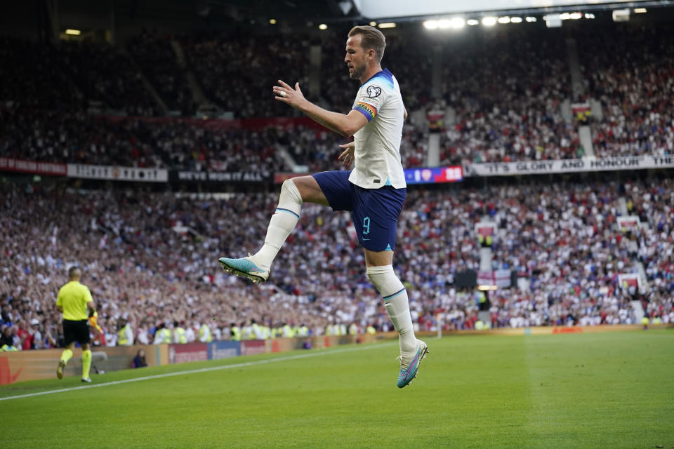 Harry Kane celebra tras anotar el primer gol de Inglaterra en la victoria 7-0 ante Macedonia del Norte en las eliminatorias de la Eurocopa, el lunes 19 de junio de 2023, en Manchester. (AP Foto/Dave Thompson)