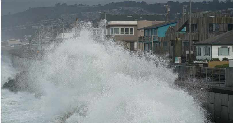 加州近來因「炸彈氣旋」和「大氣河流」共伴影響，不斷降下致災性豪雨。（圖／達志／美聯社）