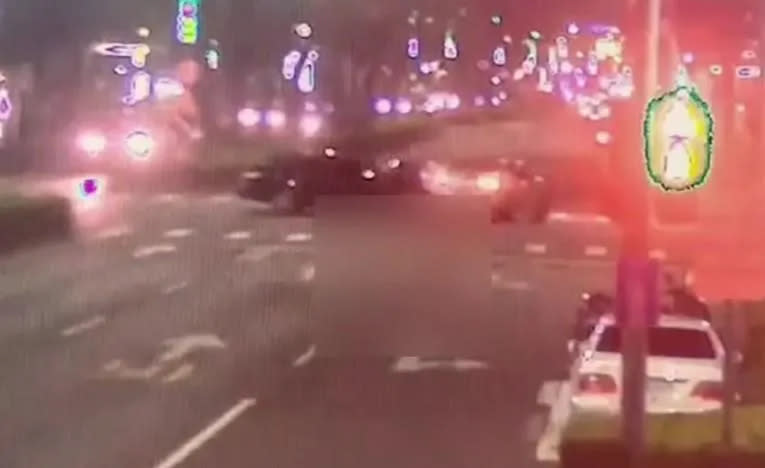 <strong>監視器拍到左轉黑車撞上直行的白色BMW。（圖／翻攝畫面）</strong>