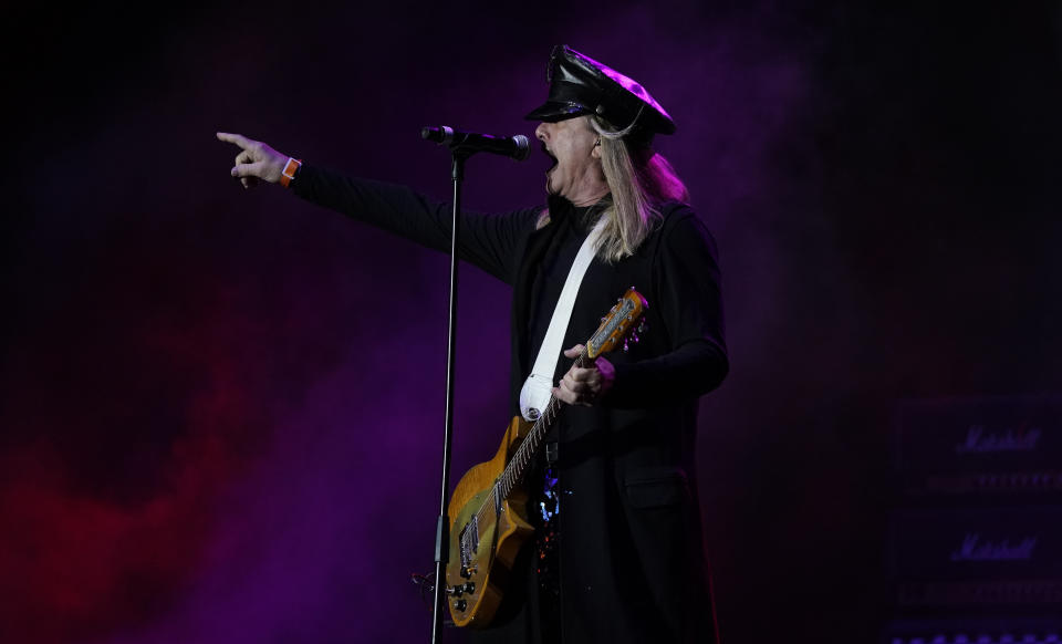 Robin Zander de la banda estadounidense Cheap Trick durante su presentación en el festival Corona Capital en la Ciudad de México el sábado 20 de noviembre de 2021. El Corona Capital es el primer festival masivo que se realiza en la Ciudad de México desde el cierre por la pandemia de COVID-19 en 2020. (Foto AP/Eduardo Verdugo)