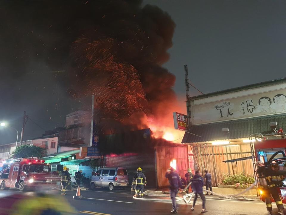 嘉義市民生南路一家汽車保養廠昨天晚間發生火警，火勢猛烈。   圖：嘉義市消防局/提供