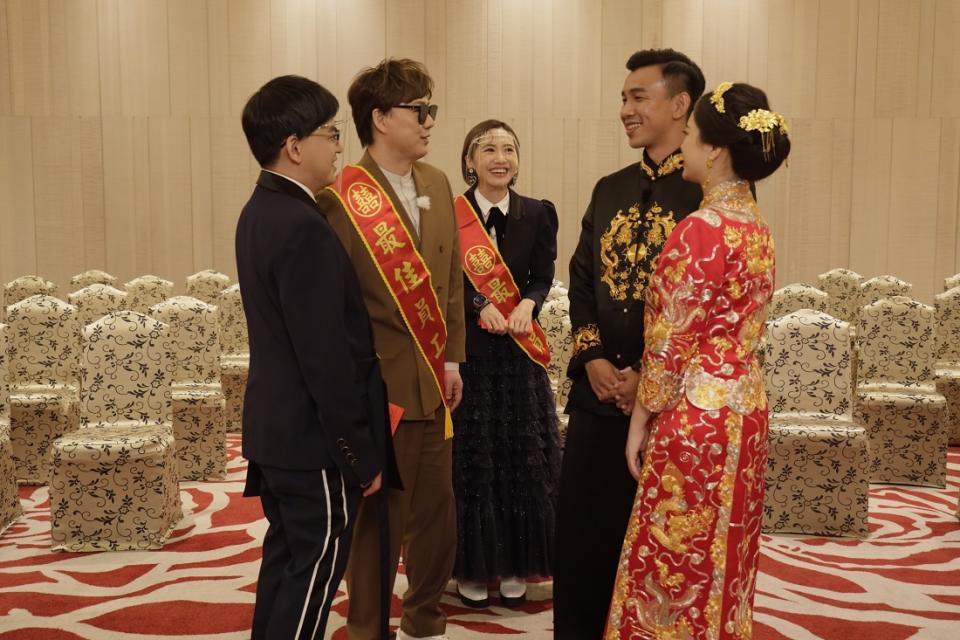 《婚禮歌手》新人在婚禮結束後，為感謝蕭煌奇送上紅包表達感謝之意。（圖／東森）