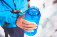 Esattamente come a casa, anche in viaggio è importante ridurre al minimo l’uso di plastica usa e getta, dannosa per l’ambiente. Via libera quindi a mettere nel bagaglio anche una borraccia (per evitare le bottigliette), a tenere sempre in borsa un sacchetto riutilizzabile nel quale riporre i propri acquisti e a rifiutare le cannucce di plastica nei locali quando si ordina un drink.