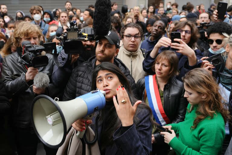 La abogada franco-palestina y fundadora del Observatorio de Campos de Refugiados (Observatoire des Camps de Refugies - OCR) Rima Hassan habla con un megáfono junto a la miembro del Parlamento francés del partido La France Insoumise (LFI) Sarah Legrain frente al edificio de Sciences Po 