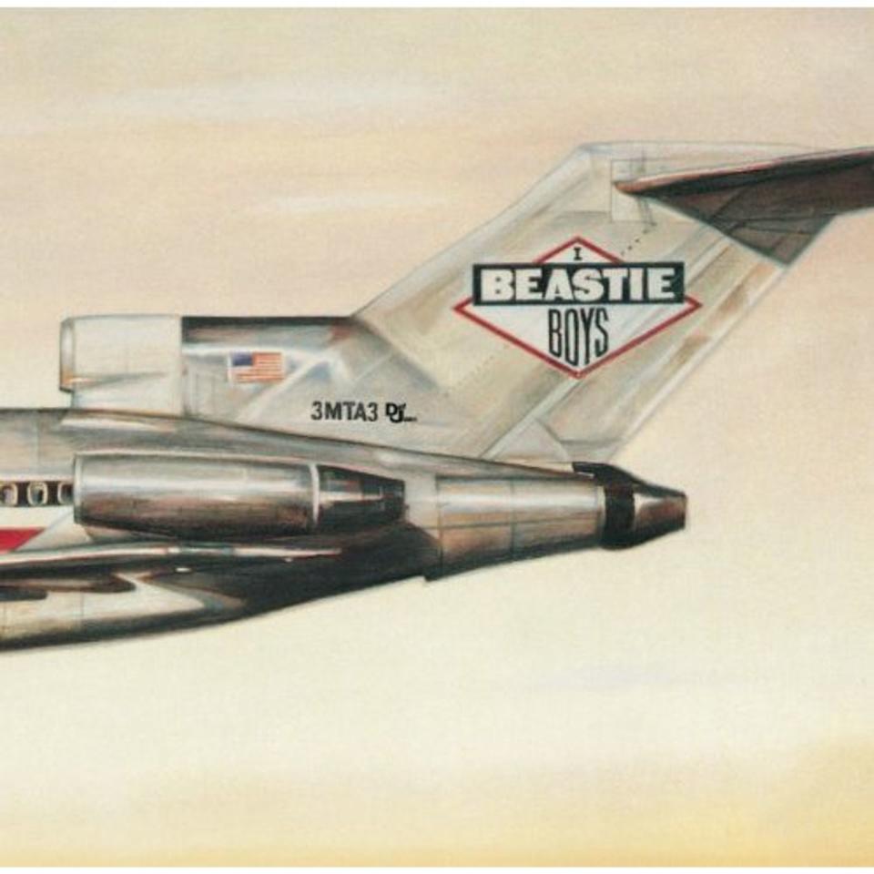 <p>Wer dieses Cover erkennt, denkt sofort an Hits wie "Fight For Your Right" und "No Sleep Till Brooklyn": "Licensed To Ill" (1986) von den Beastie Boys gilt als echter HipHop-Meilenstein. Die Vorderseite zeigt das Heck einer Boeing, auf der Rückseite sieht man, dass das Flugzeug in einen Berg gekracht ist. Eminem verneigte sich 2018 vor den Beastie Boys, als er sein "Kamikaze"-Cover nach dem "Licensed To Ill"-Vorbild gestaltete. (Bild: Def Jam Recordings)</p> 