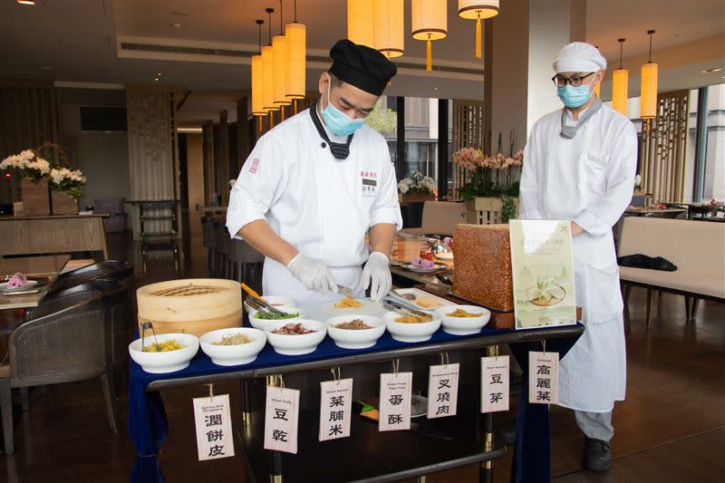 應景清明節「寒食節」習俗，北投麗禧為賓客打造潤餅餐車，凡於2022年4月2日至5日入住，可於早餐時段享受潤餅桌邊服務。（圖／北投麗禧提供）