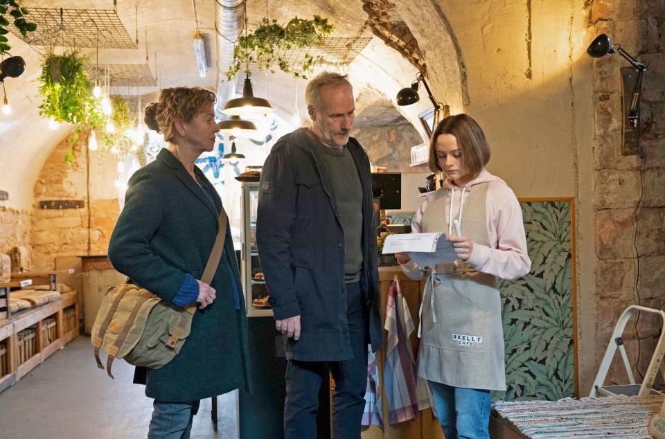 Anna Janneke (Margarita Broich, links) und Paul Brix (Wolfram Koch) besuchen das Jugendcafé "Kelle", in dem sich Nellie Kunze (Lena Urzendowsky) engagiert.
 (Bild: HR / Bettina Müller)