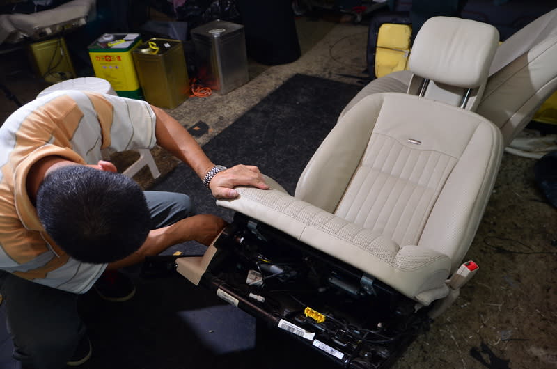 採訪當天正好有一輛賓士S 65 AMG的皮椅正在包覆全新外皮