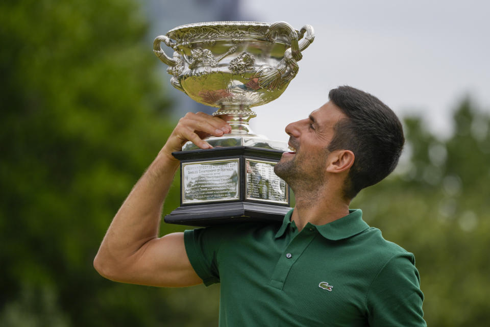 Novak Djokovic posa con el trofeo de campeón del Abierto de Australia, el lunes 30 de enero de 2023, en Melbourne. (AP Foto/Ng Han Guan)