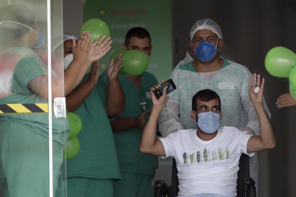 Un paciente agradece al personal de salud tras ser dado de alta de Covid en un hospital de Brasilia