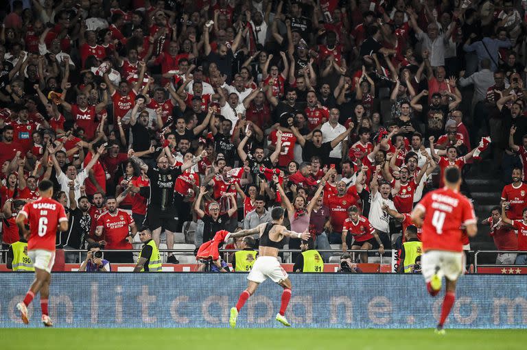 Ángel Di María corre ya sin su camiseta hacia una de las tribunas en el festejo del gol de Benfica, que derrotó por 1-0 a Porto en el clásico luso.