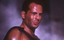 Wer ans Actionkino der 80er-Jahre denkt, der denkt auch an Bruce Willis und "Stirb langsam". Wie er das Gesetz als New Yorker Feinripp-Cop John McClane selbst in die Hand nahm und immer wieder zum großen Retter wurde - sagenhaft! Insgesamt fünfmal schlüpfte Willis über die Jahre in seine Paraderolle ... (Bild: Fox)