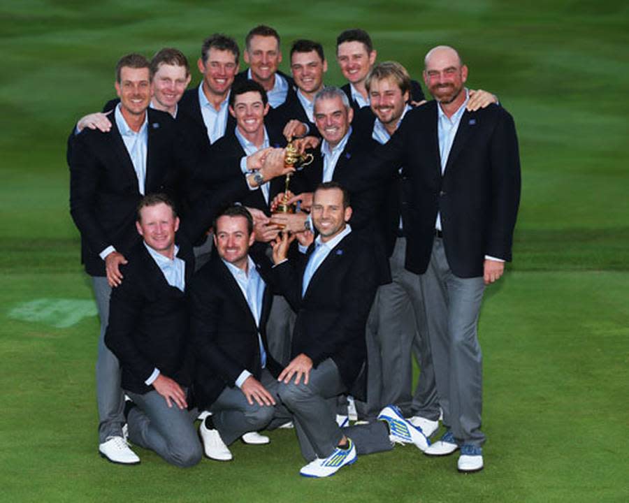 Das Siegerteam des Ryder Cups 2014 muss vor der Pokalübergabe noch einmal Stellung beziehen für das offizielle Siegerfoto