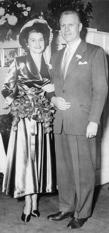 Gerald Ford y Elizabeth “Betty” Bloomer El presidente Gerald Ford se casó con Betty en una ceremonia en Grand Rapids en 1948. Al parecer Gerald retrasó la boda porque no estaba seguro de cómo afectaría su matrimonio a su carrera hacia el Congreso. Gerald se convirtió en presidente, por lo que creemos que la boda afectó poco o nada. (Imagen y texto: InStyle)