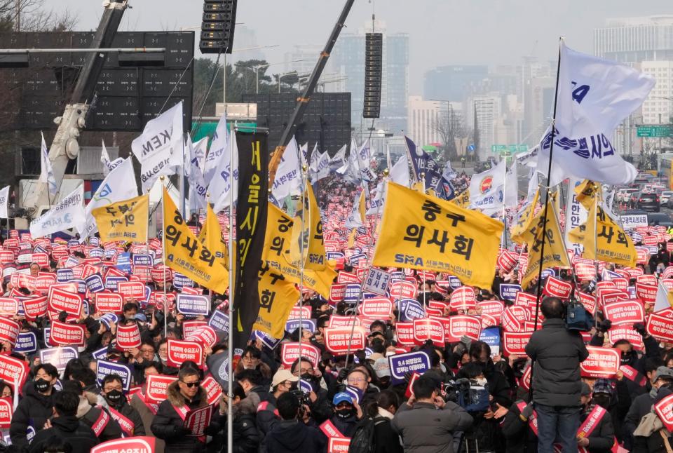 2024年3月3日，南韓醫生上街示威抗議政府的醫學院擴招政策。美聯社