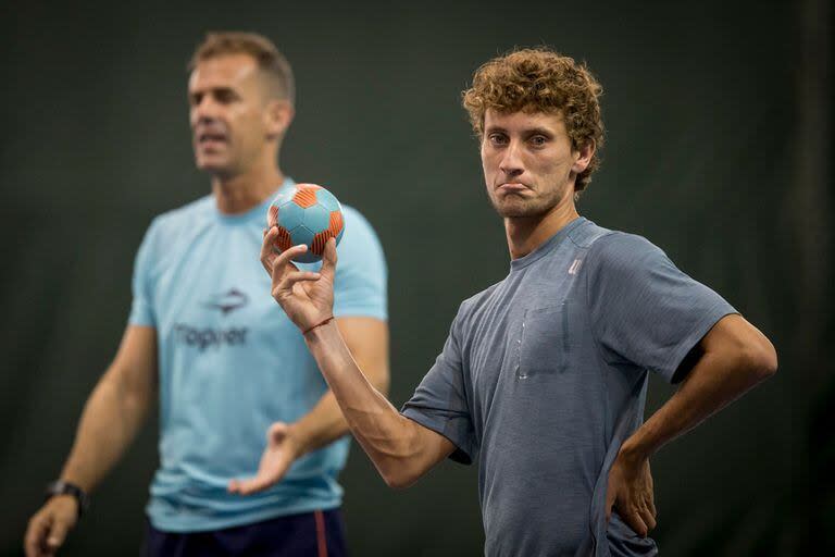 Renzo Olivo en un entrenamiento de la Copa Davis 2016, junto con Daniel Orsanic, por entonces capitán