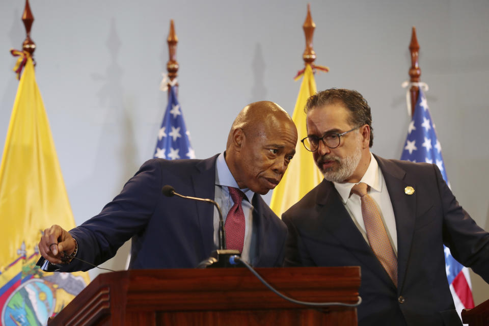 El alcalde de Nueva York, Eric Adams, a la izquierda, habla con el canciller de Ecuador, Gustavo Manrique, en una conferencia de prensa conjunta tras una reunión sobre migración en Quito, Ecuador, el viernes 6 de octubre de 2023. (AP Foto/Dolores Ochoa)