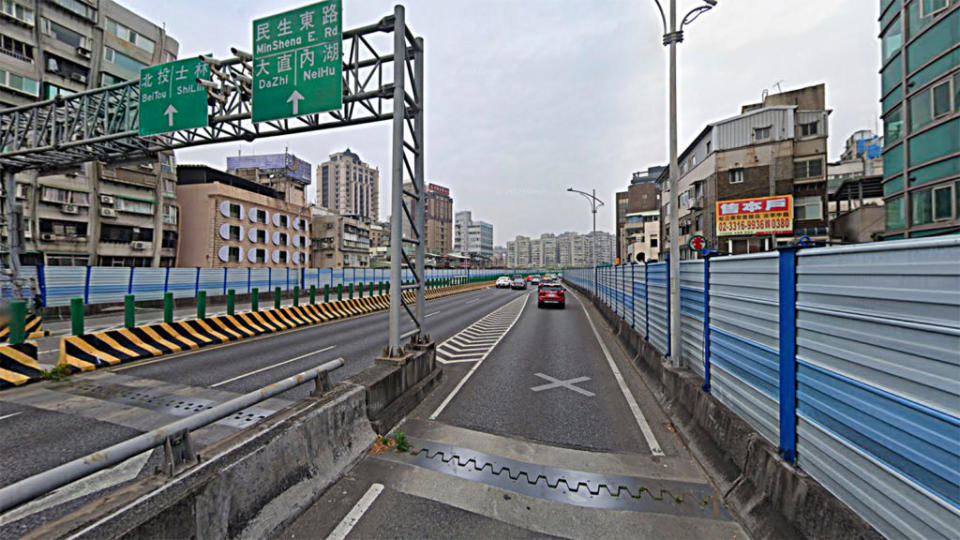 新生高架橋長安東路入口匝道的匯流設計可能藏有事故風險。(圖片來源/ Google Maps)