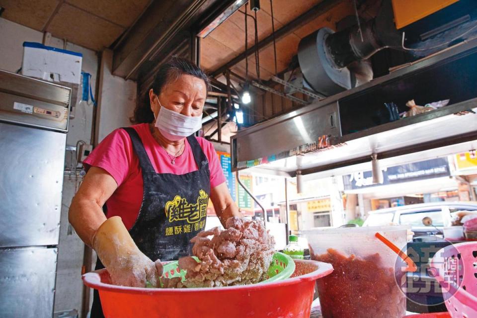 張靜怡重視品質口感，招牌鹽酥雞每天手工現切打拋，做多少賣多少。