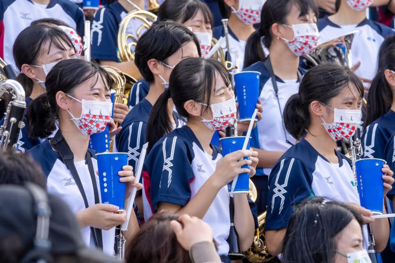 ▲立法院長游錫堃請橘高校吹奏樂部學生喝珍奶，學生超開心。（圖／翻攝游錫堃臉書）