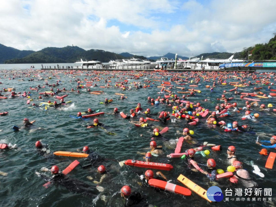 2022日月潭公開水域游泳錦標賽，選手們奮力向前游。