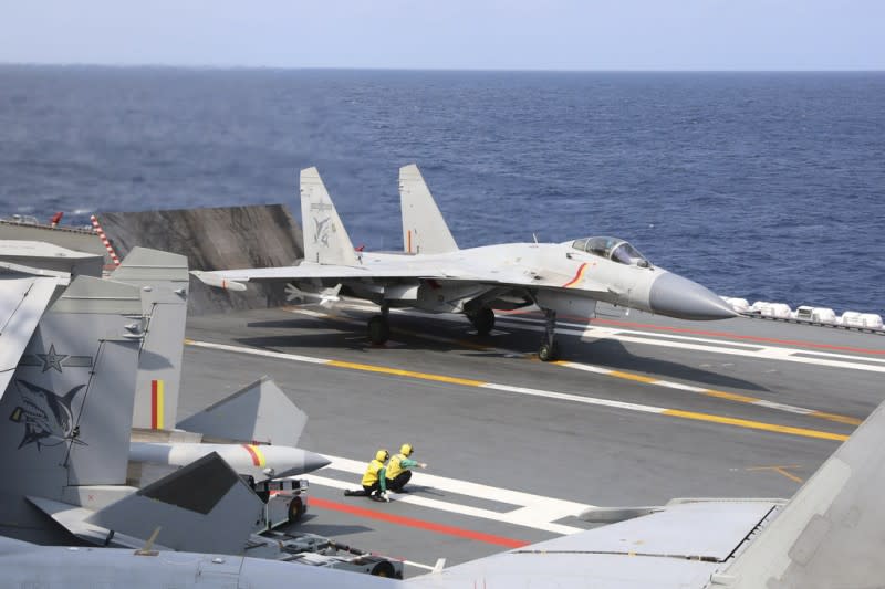 <cite>2023年3月，山東艦在台灣東面海域演習，艦載機殲-15正準備起飛。（美聯社）</cite>