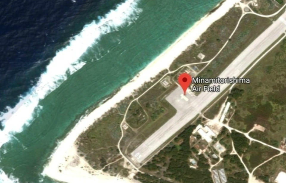 <p>Se trata del único aeropuerto de la isla de Minami Torishima y aparece en Google Maps cubierto completamente de blanco. La aplicación ni siquiera relaciona ninguna fotografía con este lugar, donde tiene una de sus sedes las fuerzas navales japonesas. (Foto: Google Maps). </p>