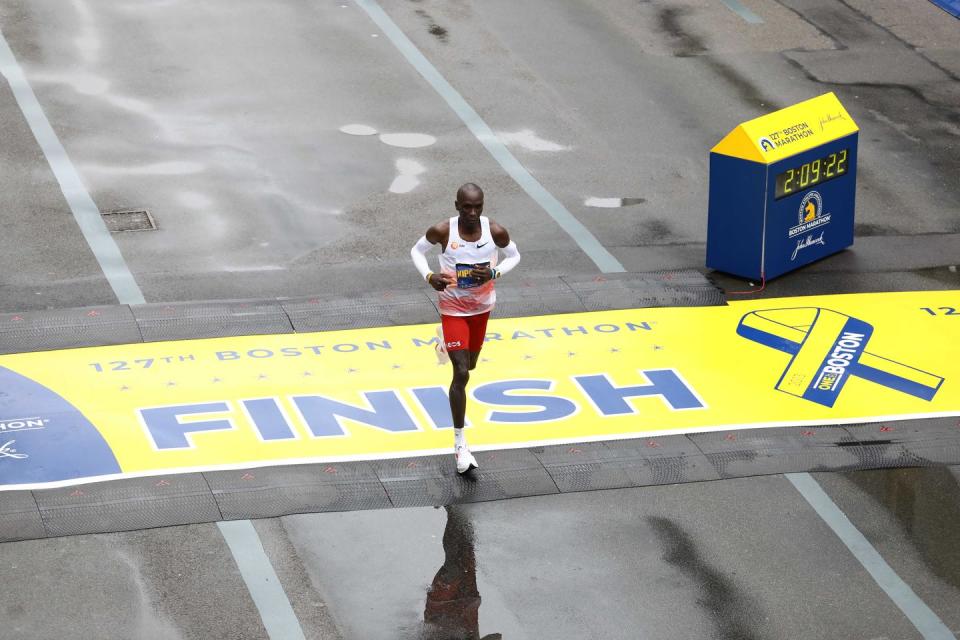 men's pro race finish line boston marathon 2023