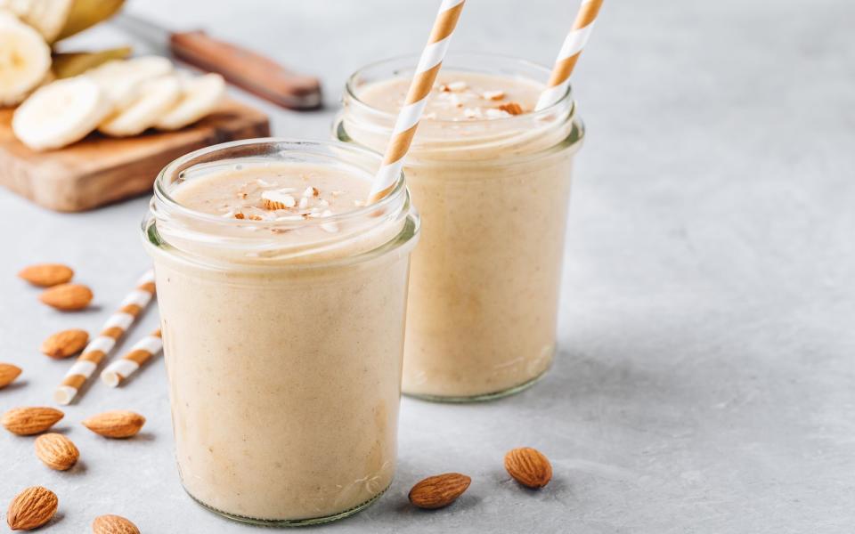 Für den perfekten Start in den Tag über Nacht eine Tasse Haferflocken (Energiespender, die uns bis zum Mittagessen satt machen) in Mandelmilch einweichen. Am Morgen mit einer halben Banane, einem Esslöffel Mandelmus und Beeren Ihrer Wahl mixen. Als Topping einzelne Beeren sowie Kokossplitter und Kakao darüber streuen. Lecker! (Bild: iStock / wmaster890)