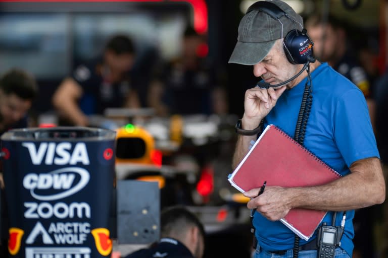 L'ingénieur en chef de l'écurie de Formule 1 Red Bull Adrian Newey lors des essais de pré-saison sur le circuit international de Bahrein le 21 février 2024. (Andrej ISAKOVIC)