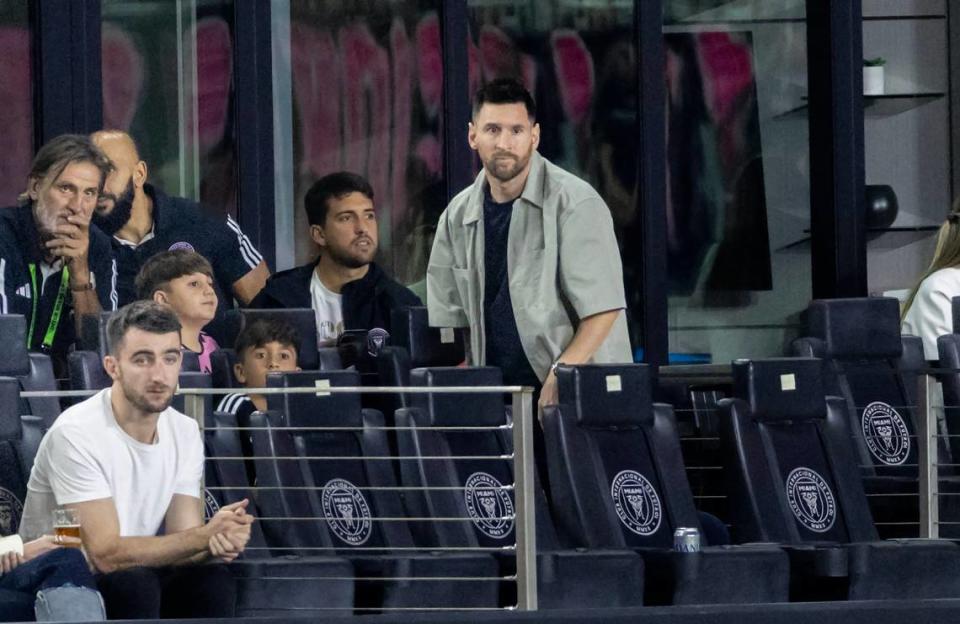 El delantero del Inter Miami Lionel Messi mira el partido contra el New York City, el 30 de marzo de 2024 en el Chase Stadium en Fort Lauderdale.