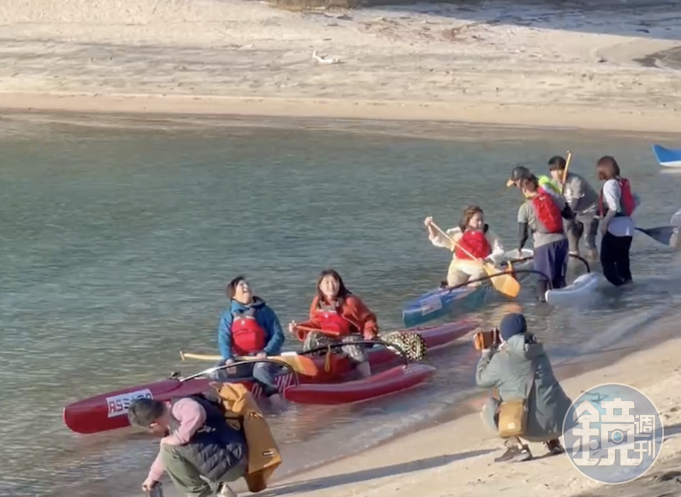 楊貴媚、鍾欣凌在熊本海邊體驗划獨木舟。