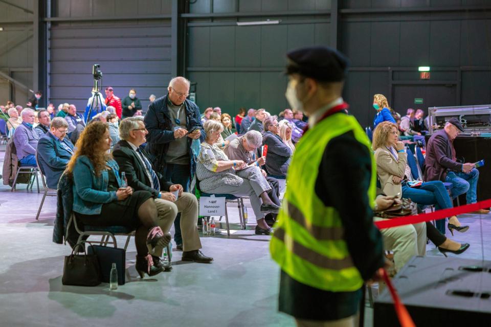 Mitglieder der AfD nehmen an einem Sonderparteitag der AfD Niedersachsen teil.