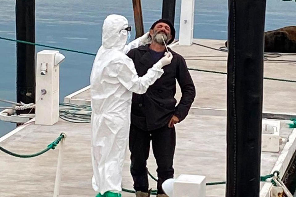 Juan Manuel Ballestero bajando a tierra en Mar del Plata.