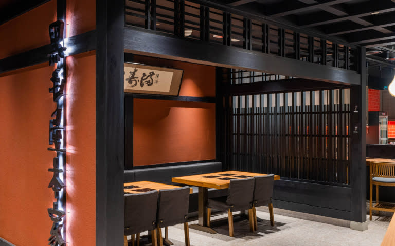 新北旗艦店 傳統京都風格的黑毛屋本家，設有方便於單人享用的U型吧檯及四人桌，共52席次，以日本鍋物傳教士之姿，提供道地的日式鄉土鍋物美味。  （圖／業者提供）