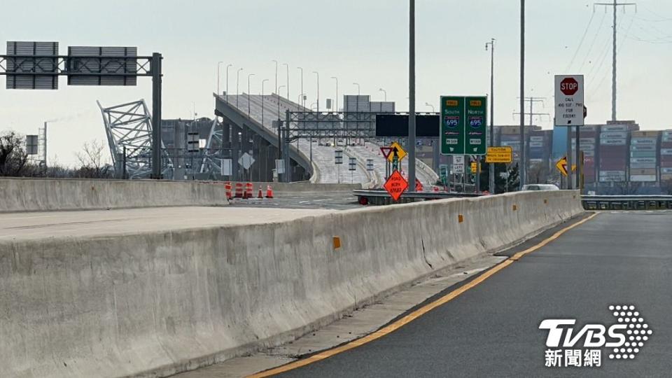 「法蘭西斯史考特基大橋」（Francis Scott Key Bridge）斷成數截。（圖／TVBS駐美特派嘉徽攝）