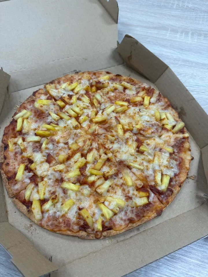 達美樂今起推「愚人節限定鳳梨披薩」，實品長這樣。翻攝自達美樂臉書
