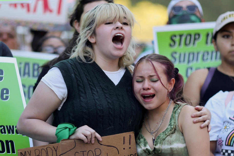 Demonstrantinnen protestieren in Los Angeles gegen das jüngste Urteil des Obersten Gerichtshofes, welches ein bundesweites Recht auf Schwangerschaftsabbruch strich (Bild: REUTERS/Lucy Nicholson)