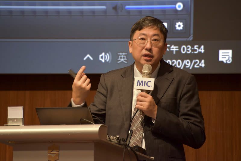 資策會MIC資深產業顧問兼主任張奇指出，2021年全球通訊市場預估產值成長8.1%，達6,133億美元，其中行動裝置約占七成。（資策會MIC提供）