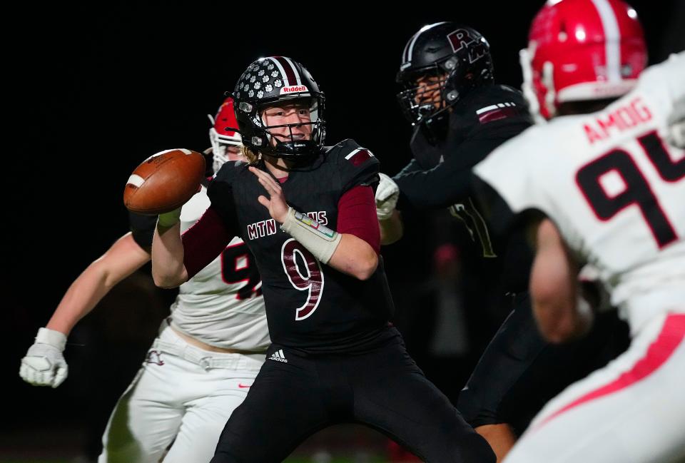 November 18, 2022; Scottsdale, Ariz; USA; Red Mountain Carter Crispin (9) throws a pass against Brophy Prep during a 6A playoff game at Red Mountain High School. 