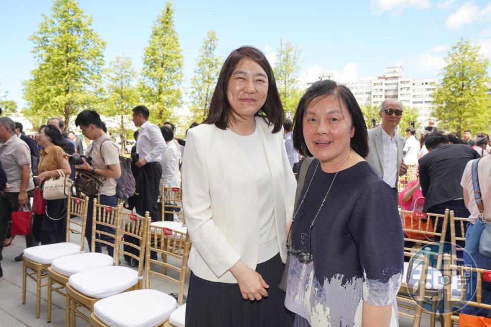 吳旻潔（左）帶著媽媽一起出席裕隆城開幕典禮。