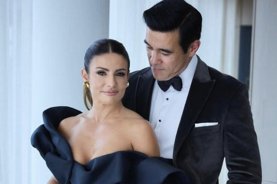 Ada Nicodemou y James Stewart antes de The Logies 2024.