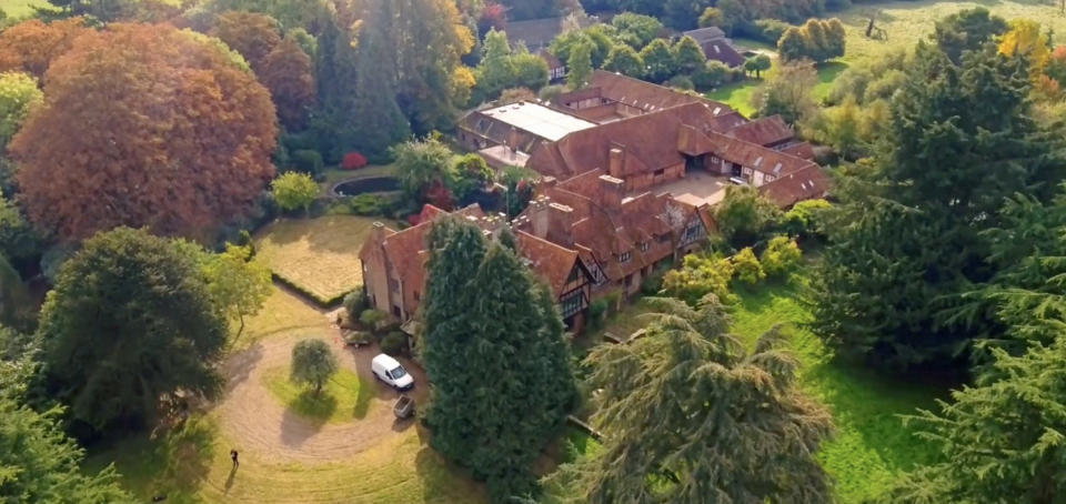 <p>La casa ex Gilmour e ex Horn è immersa nella campagna inglese e assomiglia più a una grande cascina che a un’abitazione monofamiliare. Per questo il valore è così elevato (PIC BY DAN DIXON/CATERS NEWS) </p>