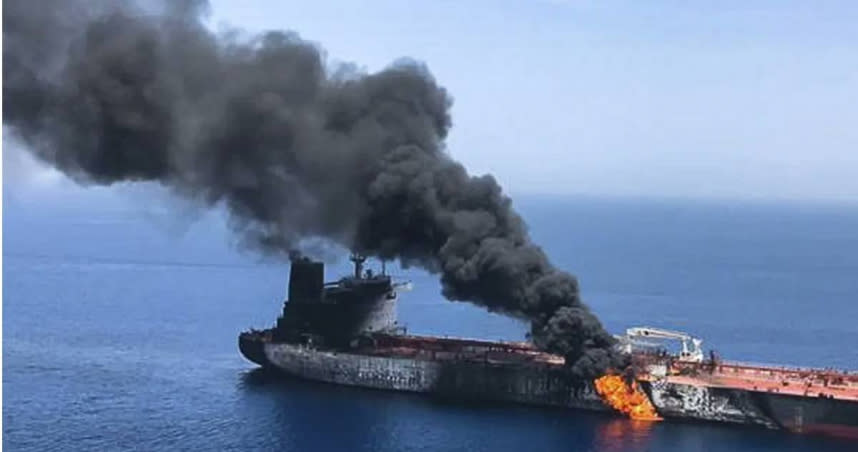 一艘散裝船在紅海遭到葉門激進武裝組織「青年運動」飛彈攻擊，導致船員至少3人死亡、4人受傷。（圖／擷取自X）