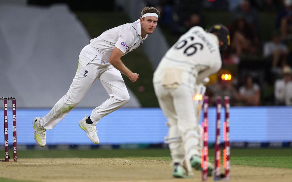 England's Stuart Broad (L) bowls New Zealand's Tom Blundell during day three of the first cricket Test match between New Zealand and England at Bay Oval in Mount Maunganui on February 18, 2023. - Marty Melville/Getty Images