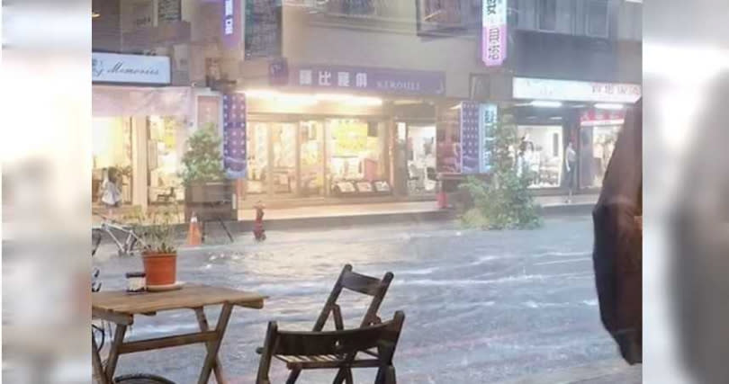 新北市今日下午瞬間雨量達到87mm，新莊幸福路發生淹水災情。（圖／翻攝臉書愛新莊我是新莊人）