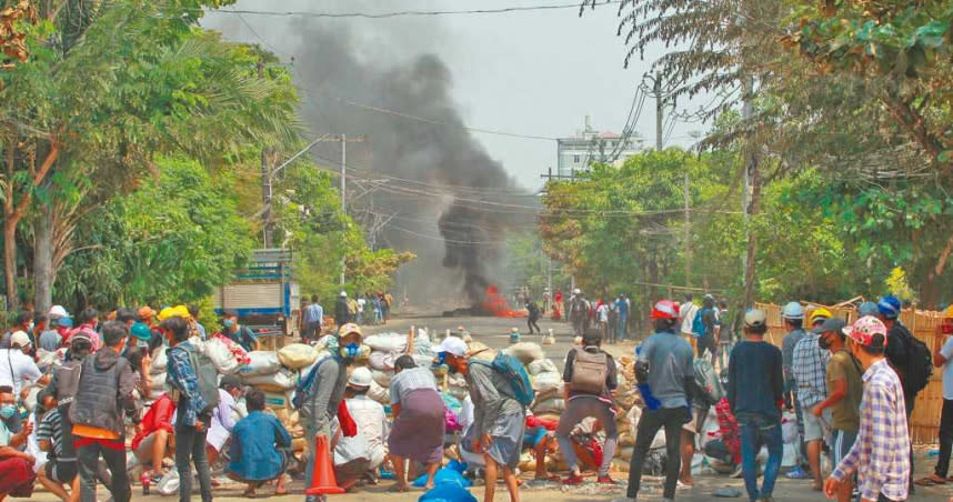 儘管前一天有超過100人遭軍警殺害，緬甸各地反政變示威人士28日仍走上街頭。圖為民眾在仰光街頭設置路障，對抗軍警鎮壓。 （圖／美聯社）