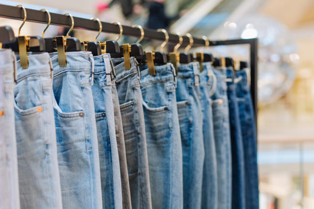 Fabricar un solo par de jeans implica el gasto de 10.000 litros de agua (Foto:Getty)