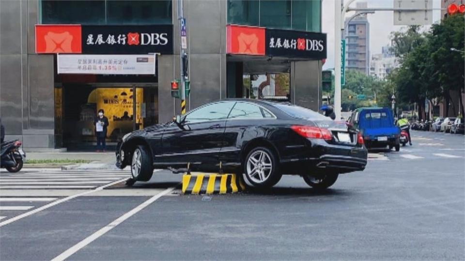 斑馬線旁設「行人庇護島」 汽車騎上去釀禍